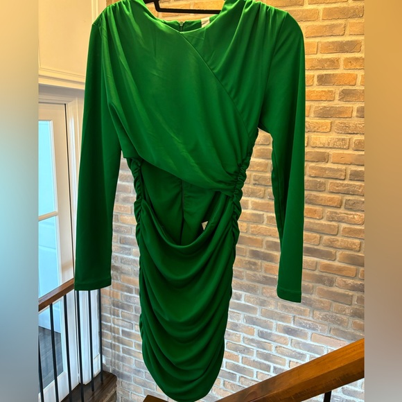 Beautiful Green Dress with a cutout. - Picture 5 of 6